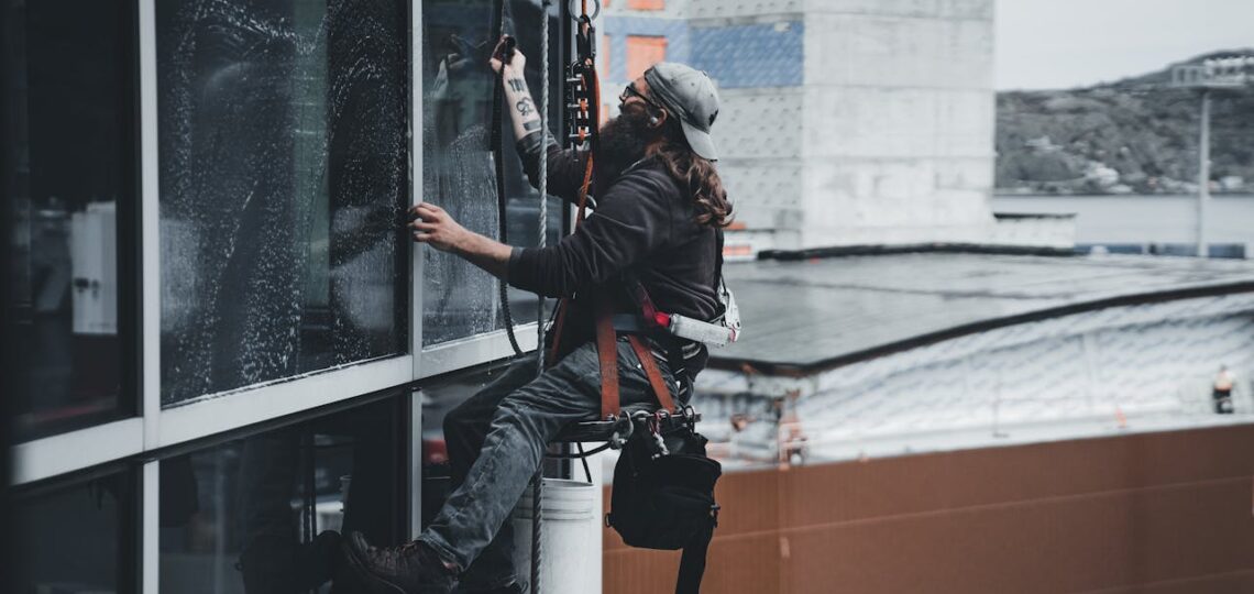 Bezpieczne użytkowanie szelek bezpieczeństwa na co dzień i na dachu